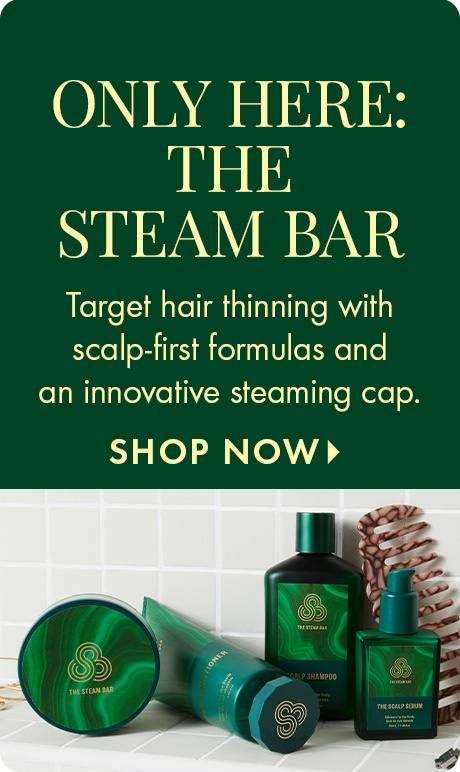 Arrière-plan vert foncé avec texte indiquant « Exclusivité : The Steam Bar », « Ciblez les cheveux clairsemés avec des formules pour le scalp et un bonnet capillaire humidifiant novateur », et « Magasiner ». Des essentiels de soins capillaires verts assort