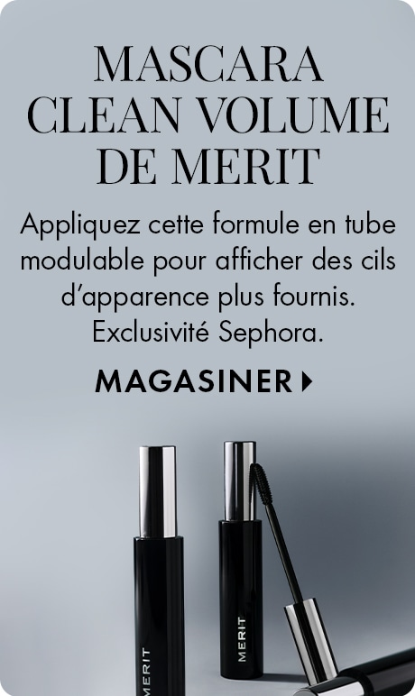 Fond gris dégradé avec texte « Mascara volume pur et sain de Merit » et « Appliquez cette formule en tube modulable pour afficher des cils d’apparence plus fournis. Exclusivité Sephora », suivi de « Magasiner ». Deux tubes de mascara Merit noirs et une bro