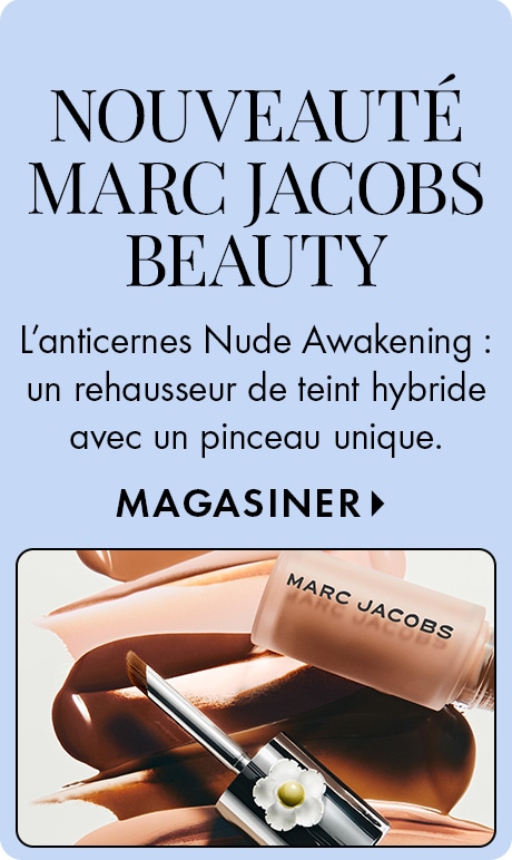 « NOUVEAUTÉ JACOBS BEAUTY » « L’anticernes Nude Awakening : un rehausseur de teint hybride avec un pinceau unique. » « MAGASINER » Publicité beauté sur un fond bleu pâle mettant en vedette un tube d’anticernes et un pinceau applicateur Marc Jacobs sur des 