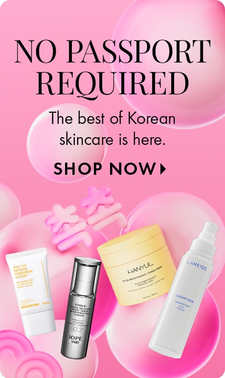 « AUCUN PASSEPORT REQUIS. Le meilleur des soins pour la peau coréens est arrivé. MAGASINER » sur un fond rose avec des bulles roses translucides. Quatre soins pour la peau apparaissent au bas de l’écran : écran solaire Innisfree, sérum IOPE, crème HANYUL e