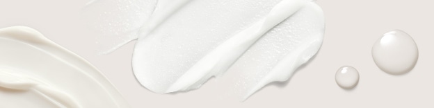 L’image montre des textures de soins pour la peau blancs et beiges crémeux, y compris celles d’une lotion, d’un hydratant et d’échantillons de sérum. Le fond minimaliste met en valeur l’hydratation et les concepts de beauté purs et sains, adaptés aux promo