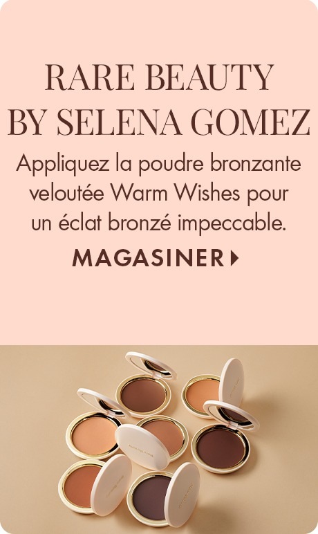 Texte sur un arrière-plan bleu : « Rare Beauty by Selena Gomez. Appliquez la poudre bronzante veloutée Warm Wishes pour un éclat bronzé impeccable. Magasiner. » En dessous, des produits bronzants ouverts dans plusieurs teintes, disposés sur une surface bei