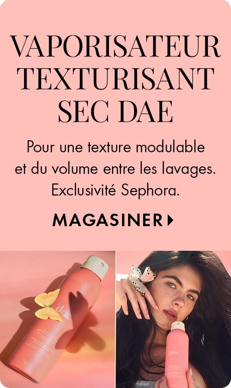 Fond rose avec texte : « VAPORISATEUR TEXTURISANT SEC DAE. Pour une texture modulable et du volume entre les lavages. Exclusivité Sephora. » Sous le texte se trouvent des images du vaporisateur texturisant Dae : une bouteille déposée sur une surface ornée 