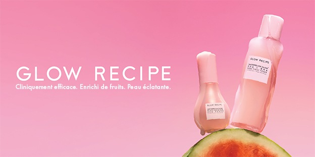 Sérum à la niacinamide Dew Drops Watermelon Glow et lotion tonique resserrant les pores PHA + BHA Watermelon Glow de Glow Recipe présentés sur une tranche de melon d’eau sur un fond rose, avec le texte et le slogan de la marque Glow Recipe.