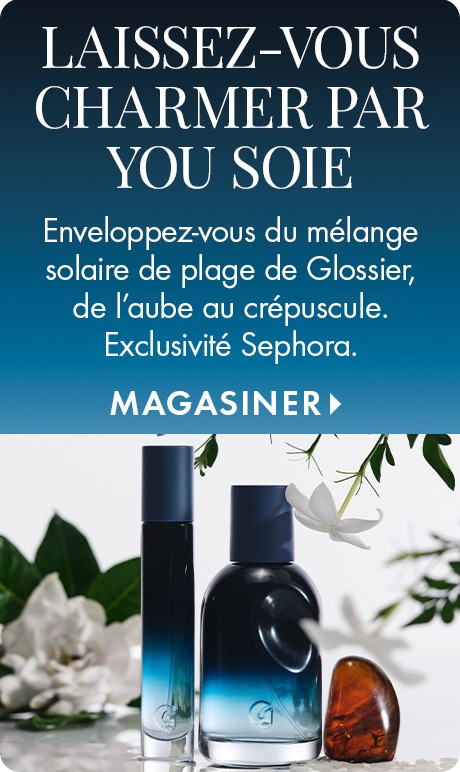 Fond bleu dégradé avec texte « Laissez-vous charmer par You Soie ». Ci-dessous : « Enveloppez-vous du mélange solaire de plage de Glossier, de l’aube au crépuscule.» Exclusivité Sephora » et « Magasiner ». Deux bouteilles de parfum Soie bleu foncé reposent