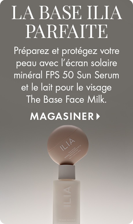 Fond gris neutre avec texte « la base Ilia parfaite ». Ci-dessous : « Préparez et protégez avec le écran solaire minéral FPS 50 Sun Serum et le lait pour le visage The Base Face Milk », suivi de « Magasiner ». Une bouteille Ilia est munie d’un boîtier comp