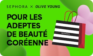 POUR LES ADEPTES DE BEAUTÉ CORÉENNE » Image promotionnelle Sephora x Olive Young vert vif avec formes abstraites rose et vert ainsi qu’un sac de magasinage Sephora blanc et noir avec des poignées rouges.