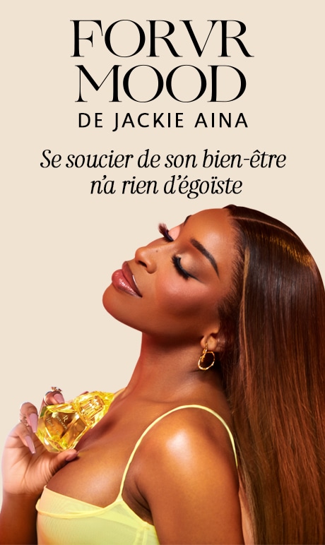 Forvr&nbsp;Mood&nbsp;by&nbsp;Jackie&nbsp;Aina. Se soucier de son bien-être n’a rien d’égoïste. Image de la fondatrice avec la bouteille de parfum.