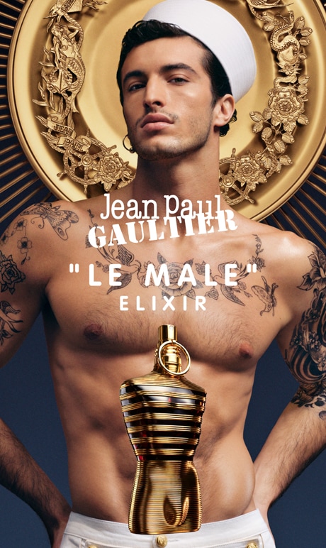 Jean Paul Gaultier. Élixir Le Male. Image d’un modèle avec la bouteille de parfum.