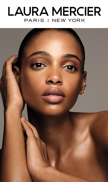 Laura Mercier Paris | New York | mannequin avec maquillage subtil posant la main sur le visage