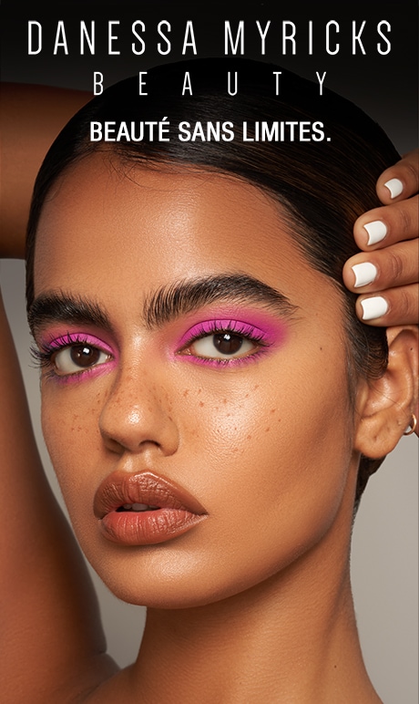 Danessa Myricks Beauty. Beauté sans limites | mannequin portant un fard à paupières rose vif et un rouge à lèvres brun neutre