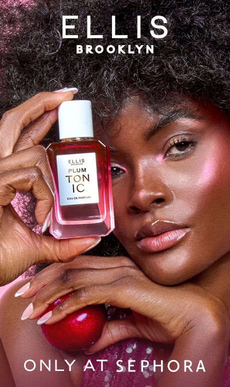 Ellis Brooklyn. Exclusivité Sephora. Image d’un modèle avec la bouteille de parfum.