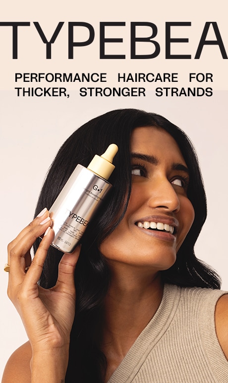 TYPEBEA. Des soins pour les cheveux performants pour des mèches plus épaisses et résistantes. image d’un modèle tenant l’article.