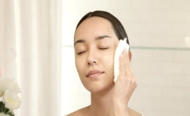Eve Lom | How to Use the Cleanser