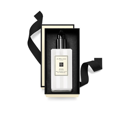 The lotion's formula is designed to provide deep hydration for both the body and hands. Its lightweight texture allows for quick absorption, without leaving a greasy or sticky residue. This makes it perfect for daily use, as it can be easily applied and makes the skin instantly feel refreshed and moisturized.