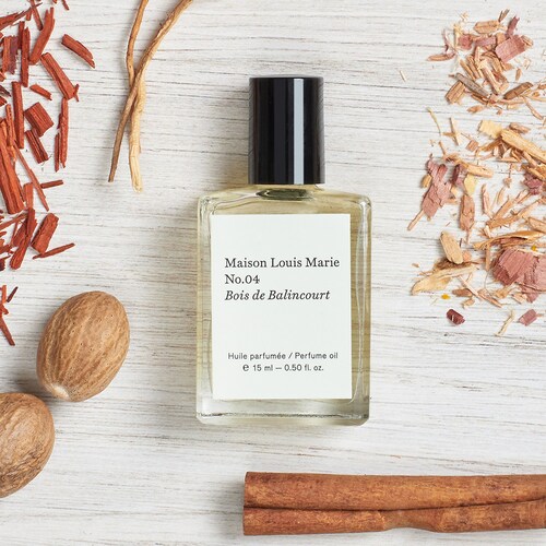 Lastly, the fragrance is elegantly completed by the inclusion of sweet and powdery iris. This delicate floral note lends a touch of femininity and softness, enriching the overall olfactory experience of the wearer. 