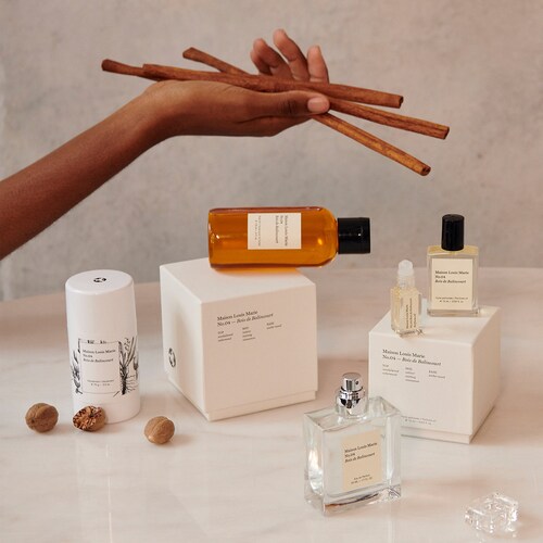 To complement the woody base, the heart of this perfume oil unveils the earthy and sensual aroma of vetiver. This note adds depth and richness, creating a distinct impression that is both captivating and alluring. 