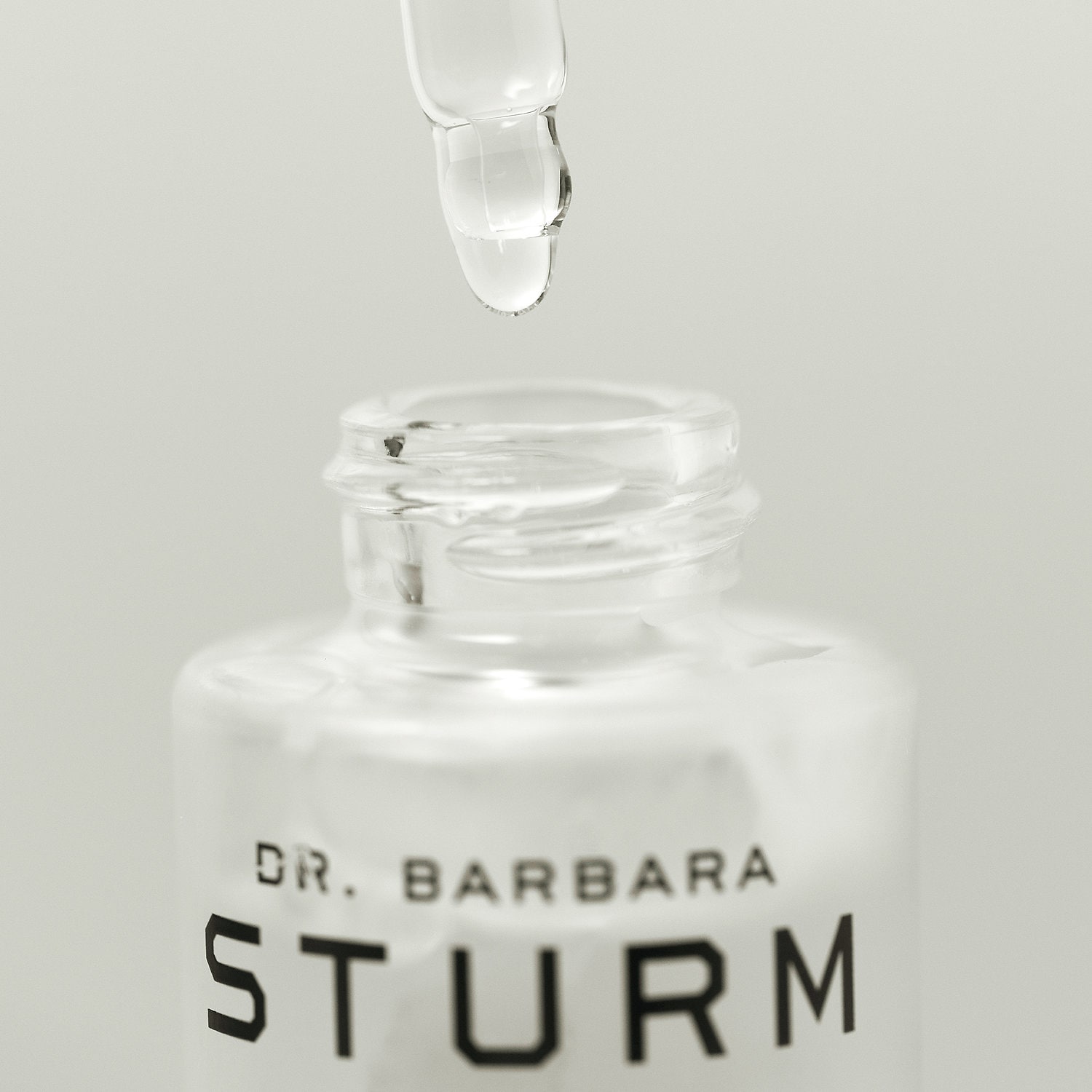 Гиалуроновая сыворотка Dr. Barbara Sturm для тёмных тонов кожи — фото 2