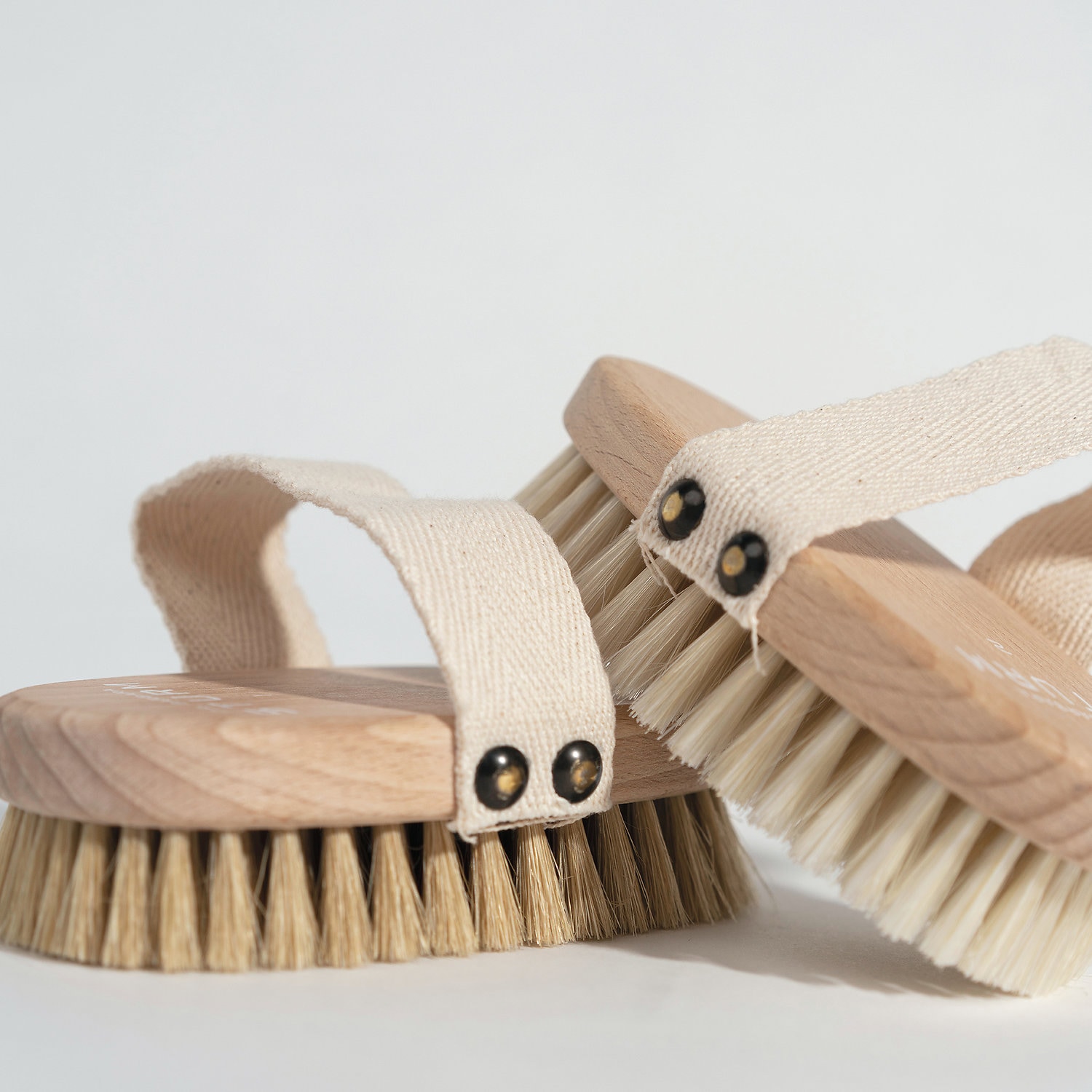 Щётка для сухого массажа тела из натуральной щетины Dr. Barbara Sturm The Body Brush — фото 2