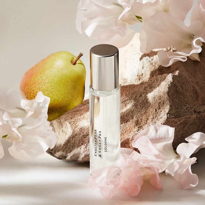 English Pear & Sweet Pea Cologne Travel Spray with White Musk thumbnail 2