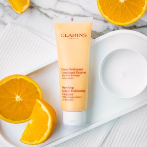 Clarins One-Step Gentle Exfoliating Cleanser with Orange Extract Image 3