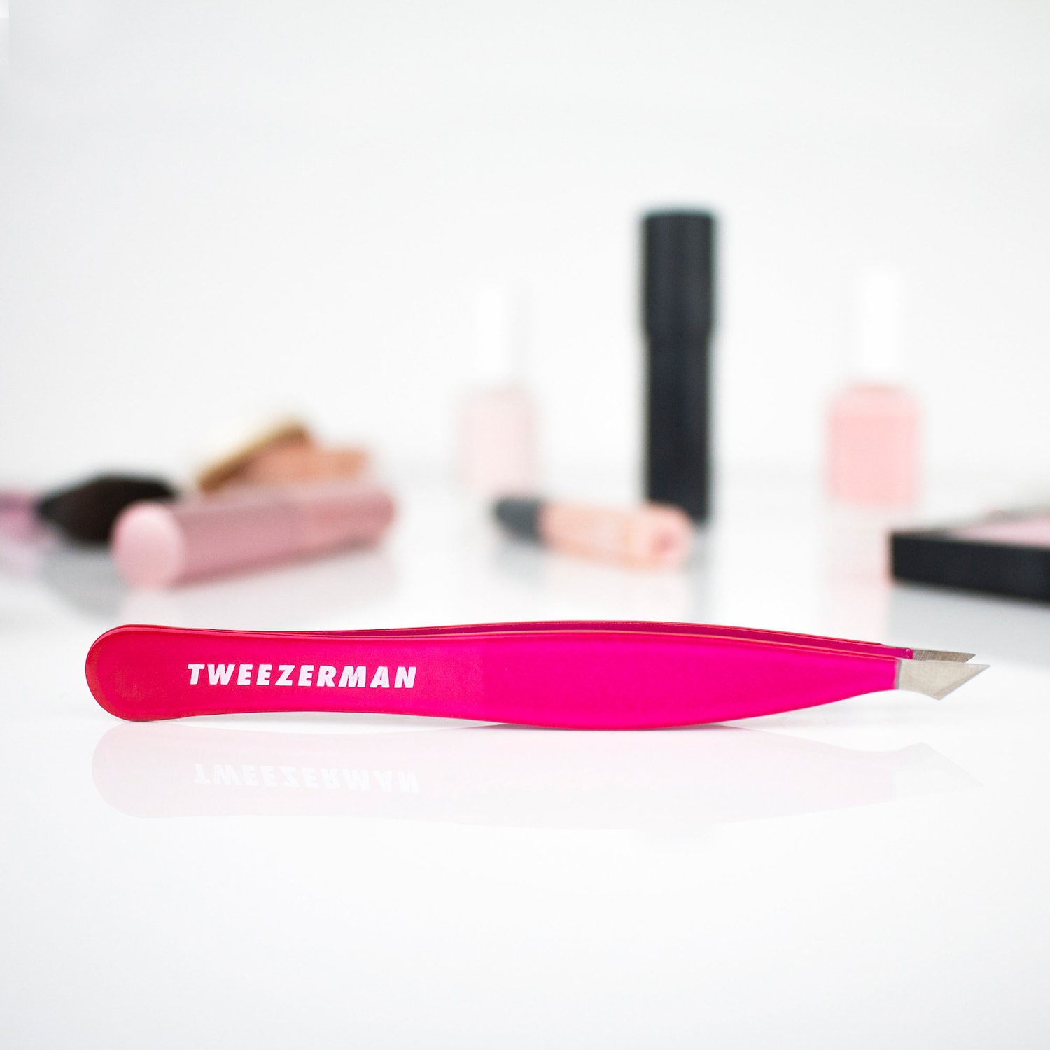 Пинцет с заострённым скошенным кончиком Tweezerman Pink Perfection — фото 3