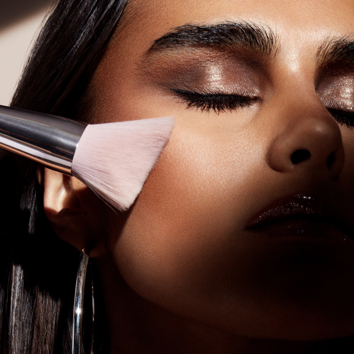 Fenty Beauty by Rihanna Кисть для бронзера Fenty Beauty Cheek Hugging 190 — фото 2