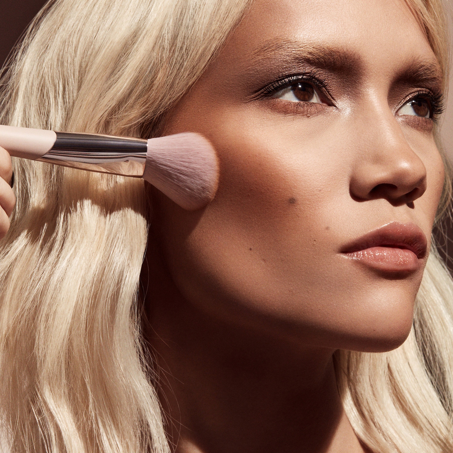 Кисть для бронзера Fenty Beauty by Rihanna Sculpting 195 — фото 2
