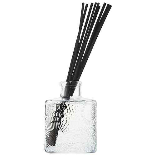 Introducing Voluspa's Spiced Pumpkin Latte Fragrance Diffuser, the perfect way to cozy up to autumn. This warm and spicy scent is a delicious blend of fresh kabocha pumpkin, creamy coconut milk, and warm spices, enhanced with a hint of fluffy vanilla marshmallow.