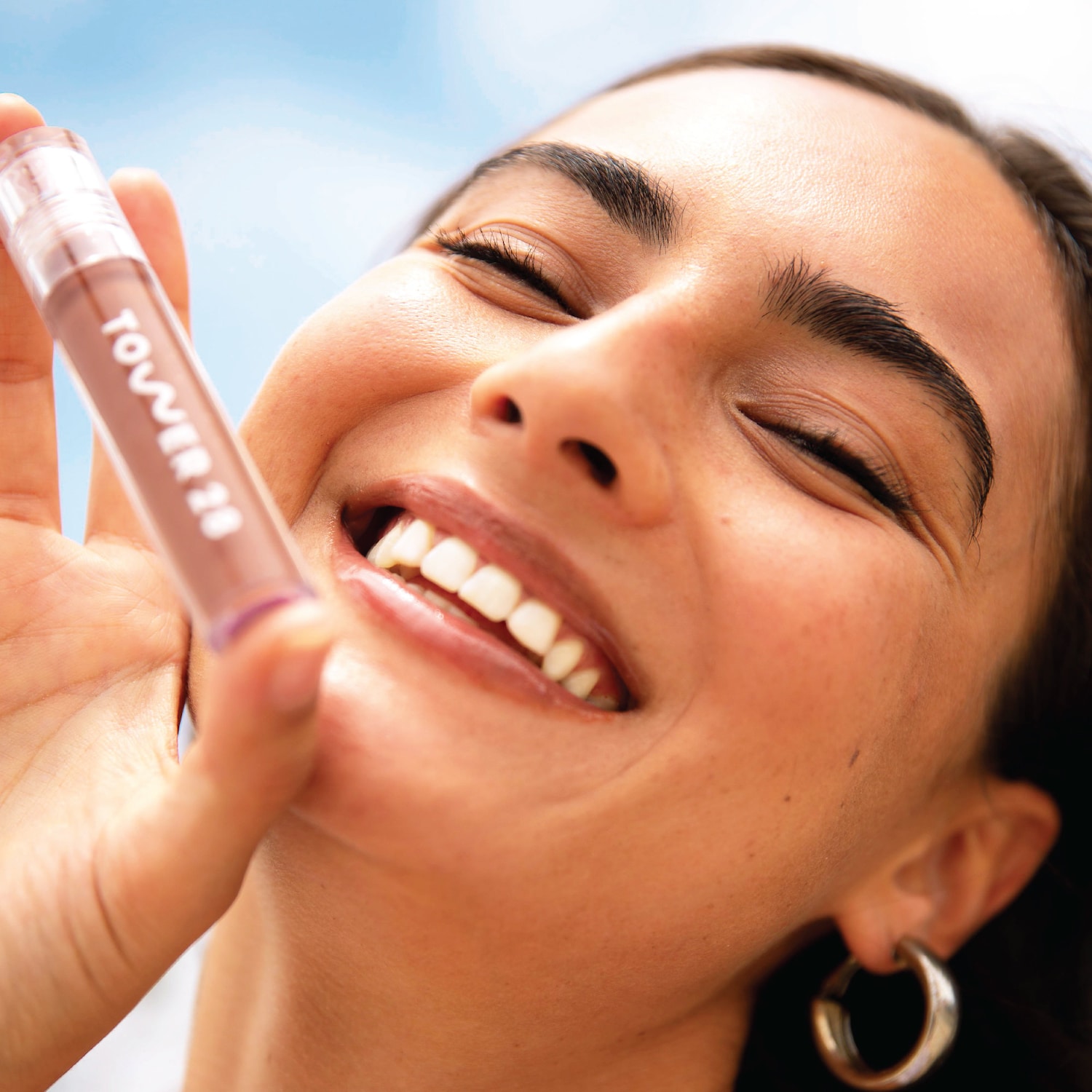 Увлажняющее несклеивающее масло-желе для губ Tower 28 Beauty ShineOn, цвет: Миндальный — фото 4