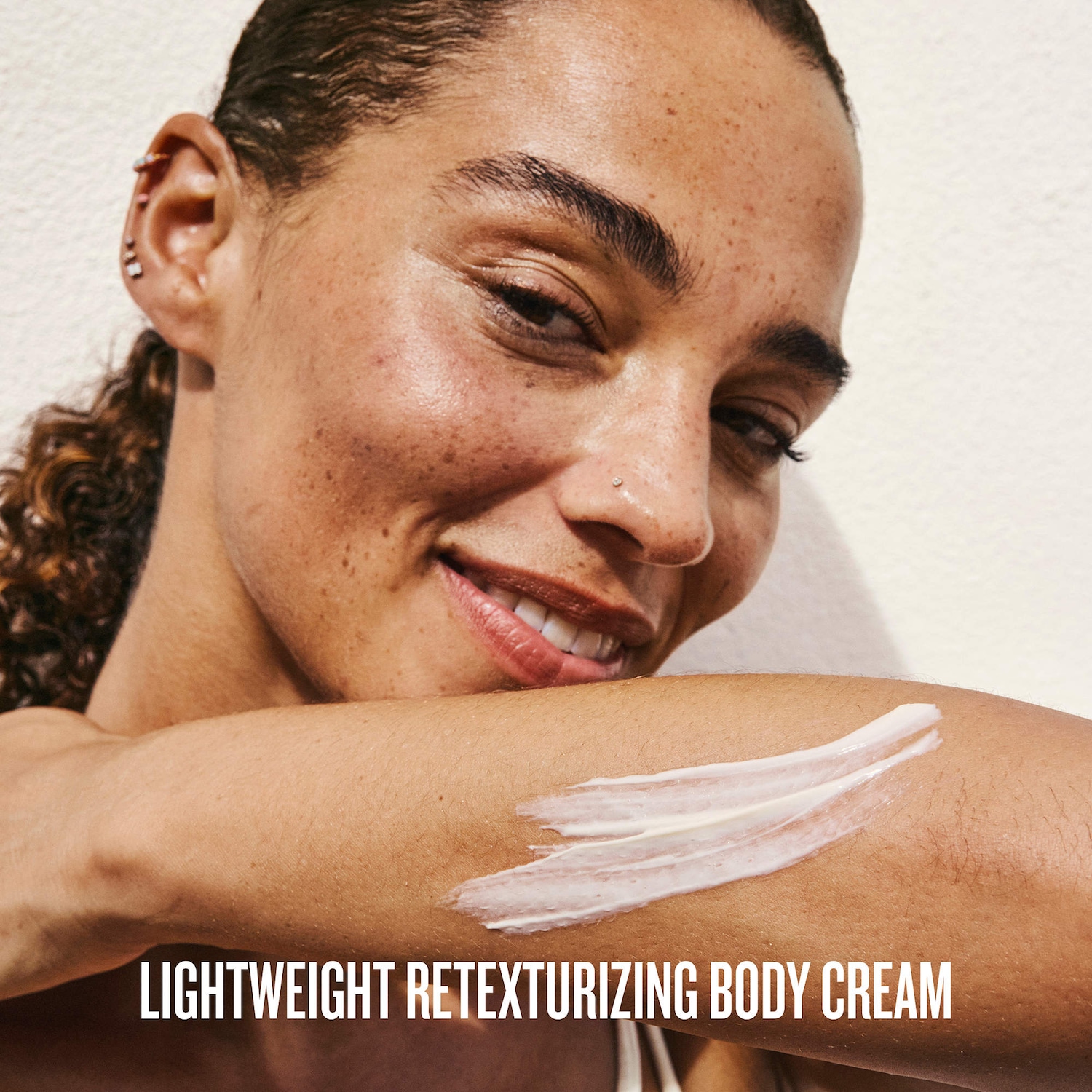 Crème pour le corps illuminatrice et lissante avec vitamine C Bom Dia Bright™