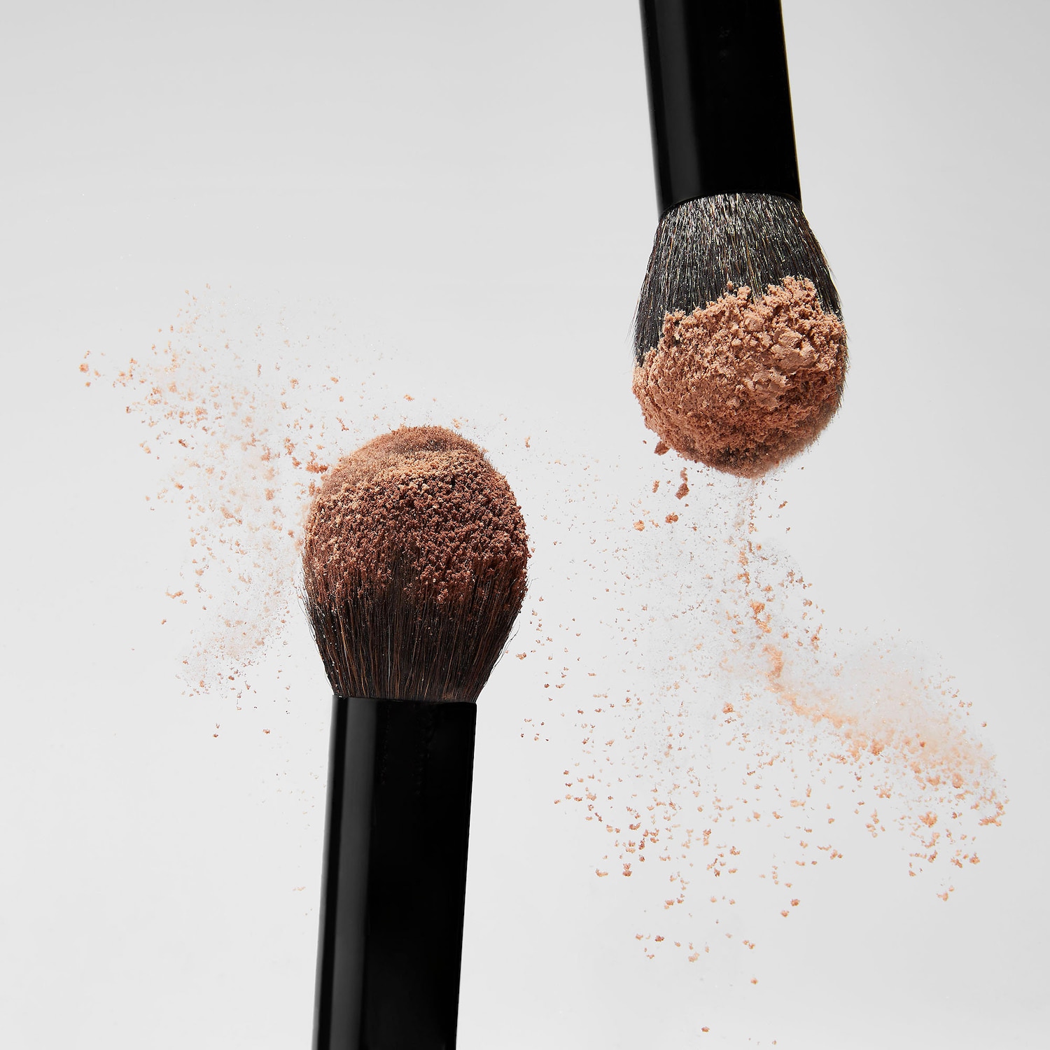 Пушистая кисть для точечного нанесения пудры Saie The Fluffy Brush — фото 6