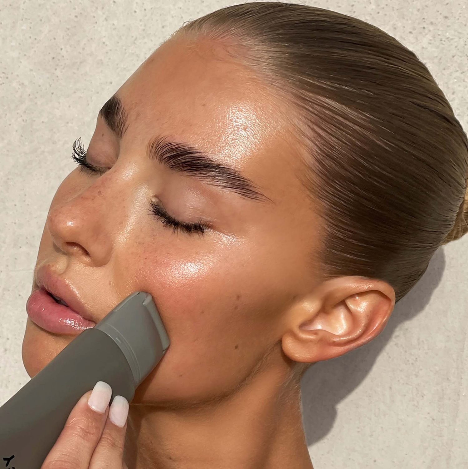 Сыворотка-праймер для сияния и скульптурирования Refy Glow and Sculpt с ниацинамидом — фото 3