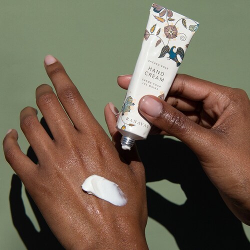 Enriched with a powerful blend of antioxidants, this hand crème helps to protect the skin from harmful environmental stressors that can cause premature aging and damage. Antioxidants work by neutralizing free radicals, which are unstable molecules that can lead to oxidative stress and skin cell damage. By incorporating antioxidants into its formula, this hand crème helps to maintain the skin's youthful appearance and improve overall skin health.