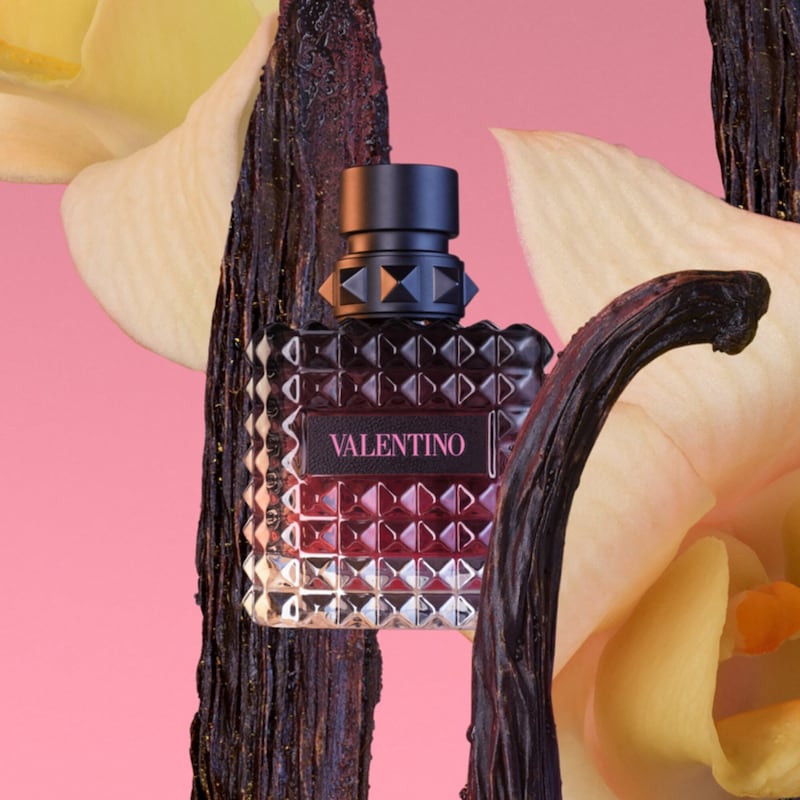 Donna Born In Roma Intense Eau de Parfum Travel Spray with Vanilla & Jasmine thumbnail 4