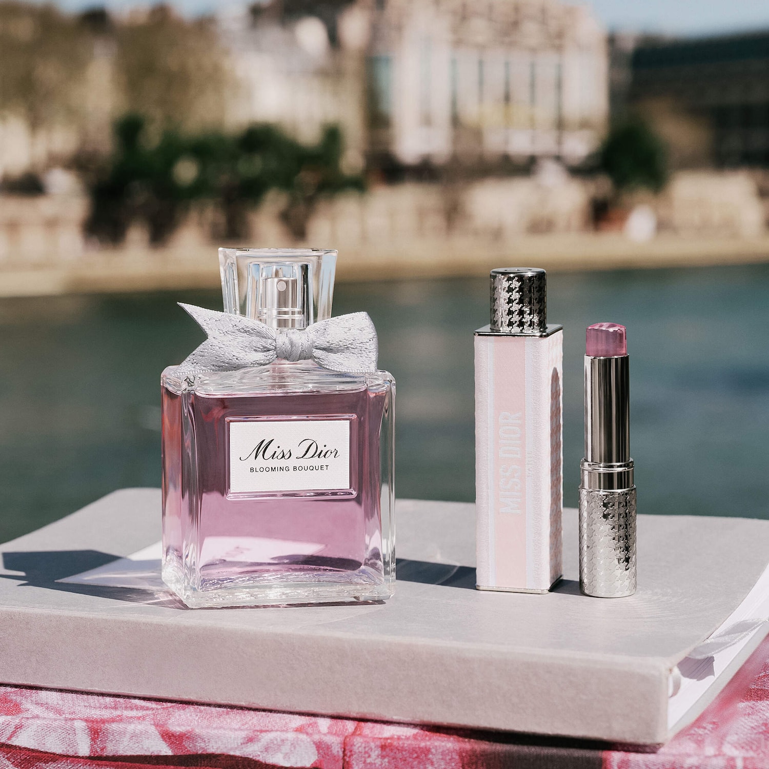 ミス ディオール コフレ　Miss Dior BLOOMING BOUQUET Miss Dior Blooming Bouquet: Fresh and Tender Eau de Toilette