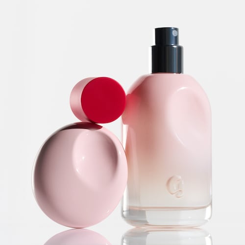 Glossier's fragrance, known as Eau de Parfum, is a popular and distinctive scent that has captured the attention of perfume enthusiasts everywhere. This fragrance, created by the renowned beauty company, seeks to provide a unique olfactory experience without relying on traditional fragrance categorizations.