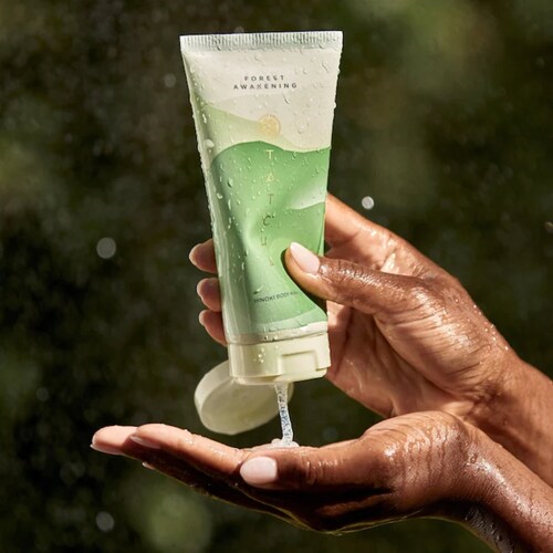 The gentle exfoliating action of this body wash helps to eliminate dead skin cells, unclog pores, and promote a healthy complexion. By removing these impurities, it encourages healthier-looking skin while helping to prevent breakouts and congestion.