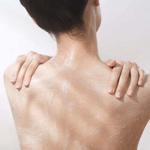 Additionally, this exquisite body wash contains moisturizing agents that help to hydrate and replenish the skin, leaving it feeling nourished and supple. By maintaining the skin's natural moisture balance, it helps prevent dryness, leaving you with a refreshed and glowing appearance.