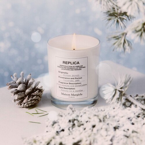 The REPLICA Winter Stroll Candle is meticulously designed to recreate the sensation of a peaceful and snowy winter walk. Its fragrance harmoniously combines various elements to evoke a calm and serene ambiance. Without mentioning the specific scent, it exudes a delicate blend of notes that symbolize the characteristics of a winter landscape.