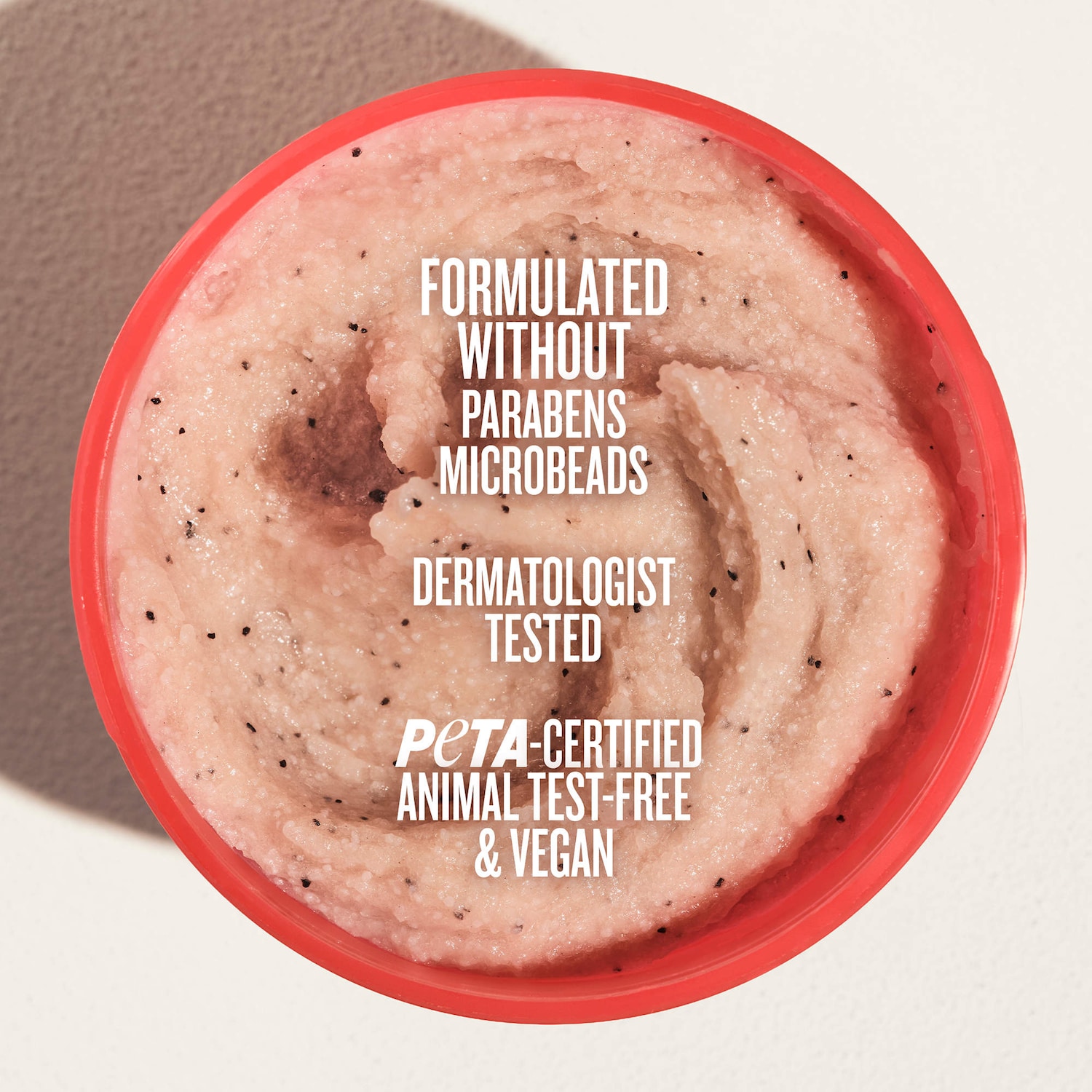 Exfoliant pour le corps Bom Dia avec le complexe resurfaçant qui contient 10 % d’AHA et de BHA + des graines de maracujá broyées