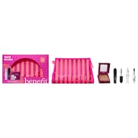 Benefit Cosmetics - Vous avez l'ensemble de produits à succès Aura Gift pour sourcils, mascara et poudre bronzante.