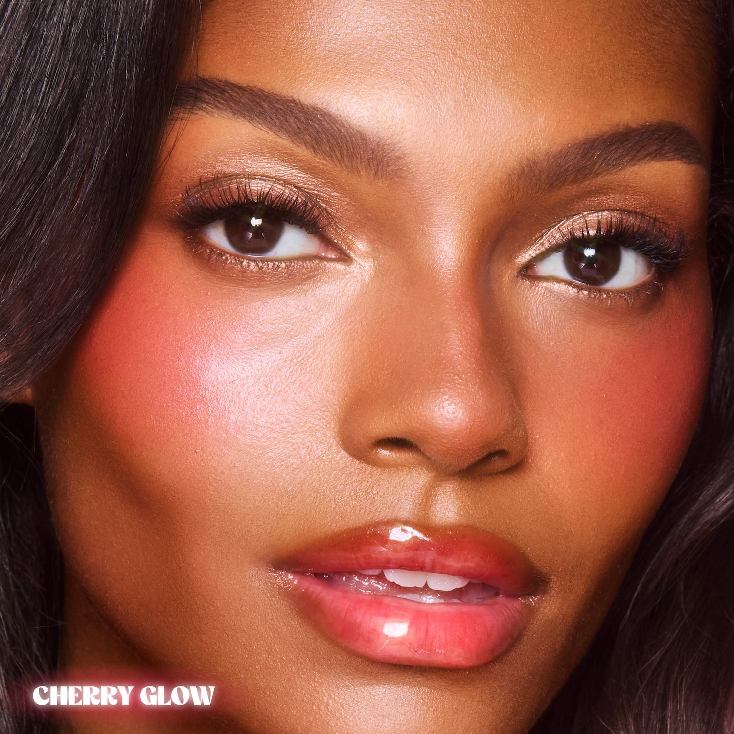 Мини-стик для губ и щёк Charlotte Tilbury Unreal Lip + Cheek Glow с гиалуроновой кислотой, цвет: Вишнёвый сияющий — фото 3